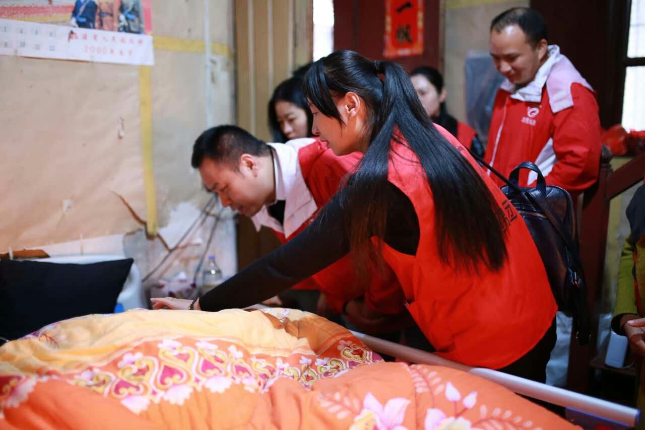 探望爱心老人曾德梅